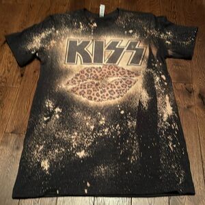 Women’s Kiss t shirt